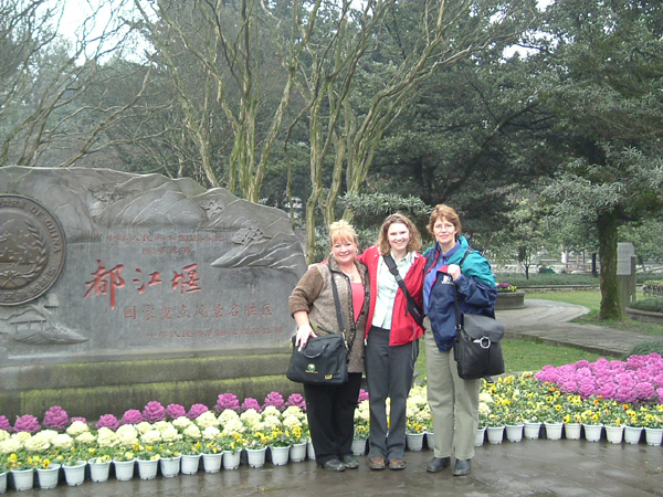guests visit Dujiangyan Irrigation System